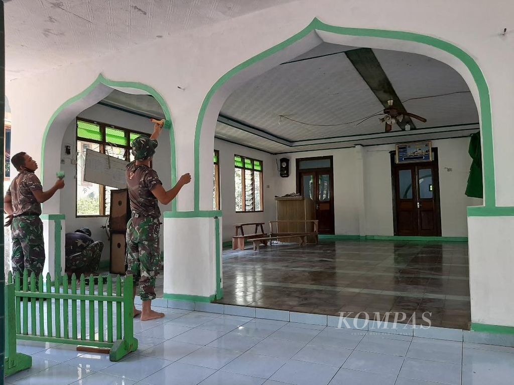 Sejumlah personel TNI mengecat Masjid Al Hidayah di Desa Wadas, Kecamatan Bener, Kabupaten Purworejo, Sabtu (12/2/2022).