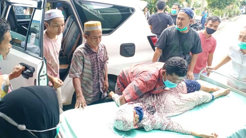 Warga dibawa ke rumah sakit setelah menghirup gas beracun yang bocor dari Pembangkit Listrik Tenaga Panas Bumi Sorik Marapi di Mandailing Natal, Sumatera Utara, Senin (5/1/2021). Lima warga tewas akibat kebocoran gas beracun itu. 