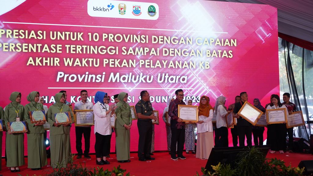Kepala Badan Kependudukan dan Keluarga Berencana Nasional Hasto Wardoyo memberikan penghargaan bagi 10 provinsi dengan capaian tertinggi dalam Pekan Pelayanan KB di di Kota Cimahi, Jawa Barat, Senin (23/10/2023). 