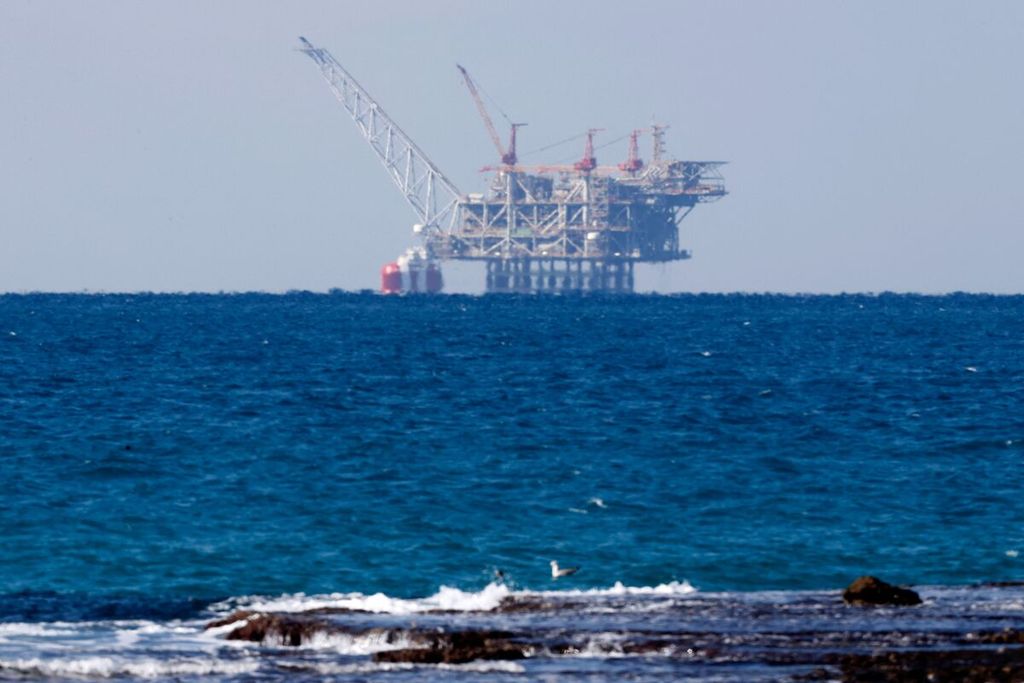 Pemandangan platform gas alam lapangan Leviathan di Laut Mediterrania diambil dari pesisir Kota Caesarea, Israel, 25 Januari 2022. (Photo by JACK GUEZ / AFP)