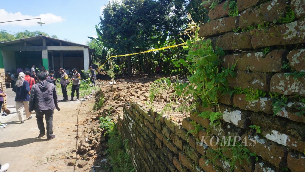 Kondisi kerusakan yang tampak pada tembok dari Ndalem Singopuran, di Desa Singopuran, Kecamatan Kartasura, Kabupaten Sukoharjo, Jawa Tengah, Jumat (8/7/2022). 