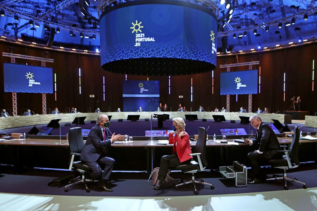 Presiden Komisi Eropa Ursula von der Leyen (kanan) berbicara dengan Perdana Menteri Irlandia Micheal Martin pada Konferensi Tingkat Tinggi Uni Eropa di Crystal Palace di Porto, Portugal, Sabtu (8/5/2021).  