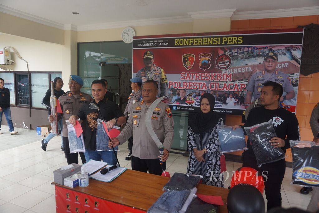 Jajaran Kepolisian Resor Kota Cilacap menggelar jumpa pers terkait dengan penyerangan SMK di Cilacap, Jawa Tengah, Kamis (26/1/2023).