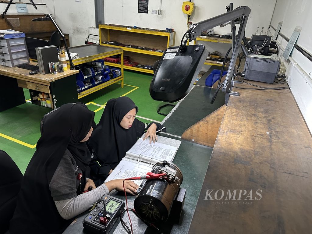 Dua teknisi perempuan sedang memperbaiki komponen pesawat di Batam Aero Technic di kompleks Bandara Hang Nadim, Batam, Kepulauan Riau, Kamis (21/3/2024). Seluruh pekerjaan dilakukan dengan mematuhi petunjuk-petunjuk dari buku manual.