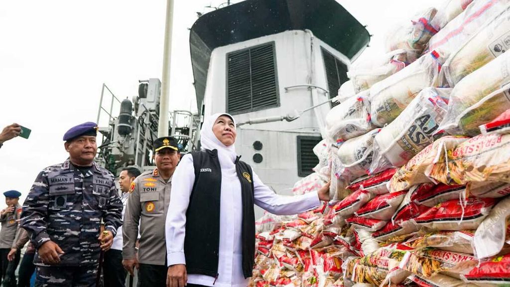 Gubernur Jawa Timur Khofifah Indar Parawansa melepas bantuan pangan yang akan dikirim ke Pulau Masalembu. Bantuan logistik dikirim menggunakan kapal perang KRI Malahayati karena cuaca buruk berupa gelombang tinggi berisiko terhadap pelayaran kapal komersial, Rabu (1/3/2023).