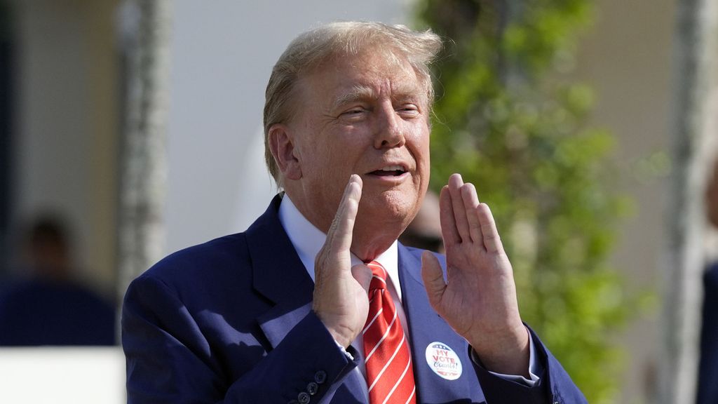 Kandidat presiden Amerika Serikat dari Partai Republik, Donald Trump, memberikan keterangan setelah pemungutan suara pada pemilihan pendahuluan (<i>primary election</i>) di Florida, 19 Maret 2024. 