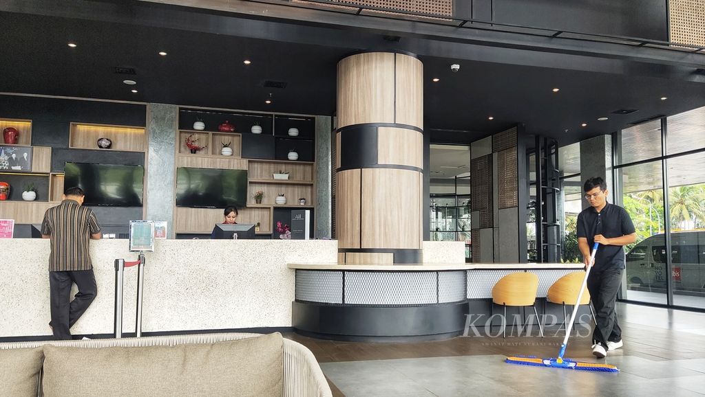 Pekerja membersihkan area lobi di sebuah hotel berbintang yang didirikan di dekat Bandara Internasional Yogyakarta, Kabupaten Kulon Progo, Daerah Istimewa Yogyakarta, Sabtu (10/2/2024).