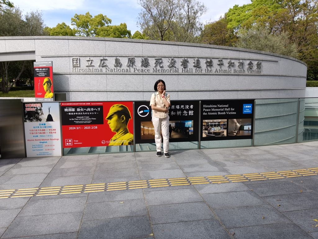 Linda Christanty di depan gedung bundar Hirosima Memorial Hall