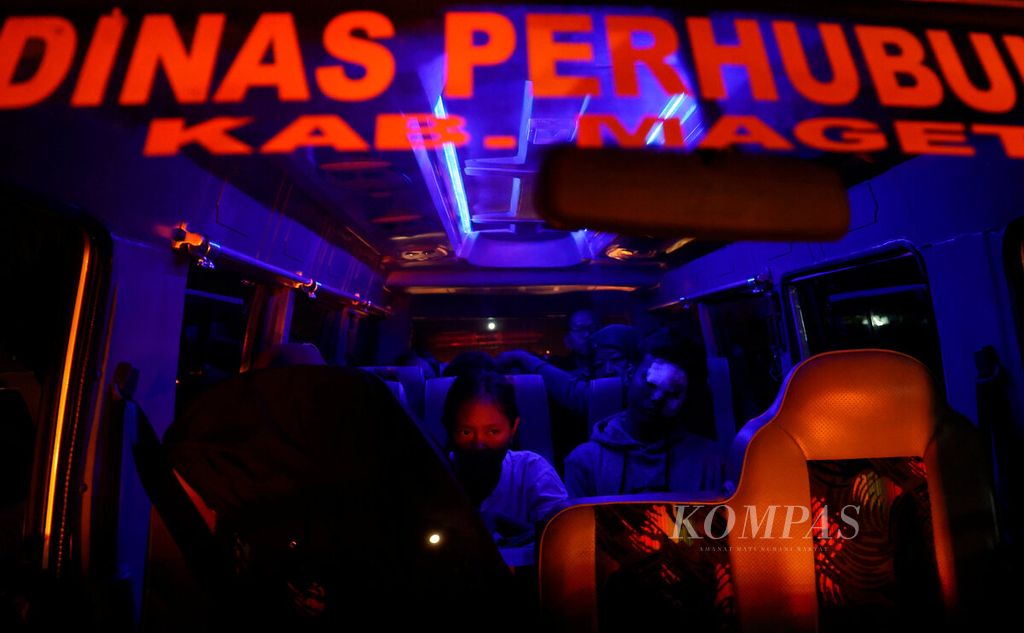 Korban luka kecelakaan bus wisata tiba bersama dengan enam jenazah di Kelurahan Manyaran, Kota Semarang, Jawa Tengah, Minggu (4/12/2022).