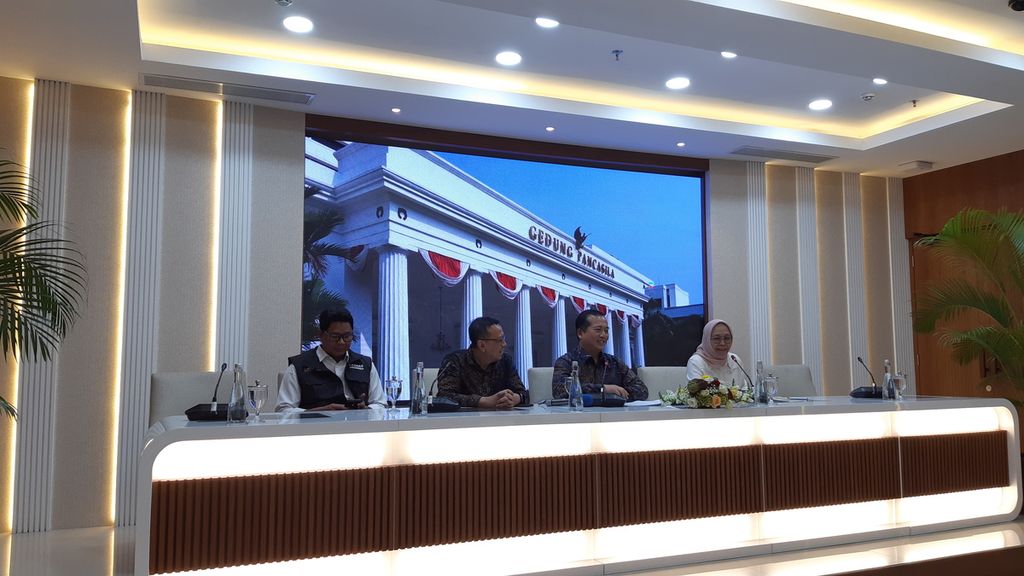 Juru Bicara Kementerian Luar Negeri Lalu Muhammad Iqbal (kedua dari kanan) bersama perwakilan Palang Merah Indonesia, Aksi Kemanusiaan Indonesia, serta Badan Amil dan Zakat Nasional mengumumkan paket bantuan untuk Gaza di Jakarta, Rabu (1/11/2023).