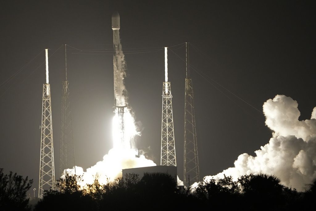 Roket SpaceX Falcon 9 yang mengangkut, antara lain, dua robot penjelajah dari Jepang dan Uni Emirat Arab, lepas landas dari Stasiun Kekuatan Luar Angkasa Cape Canaveral di Cape Canaveral, Florida, Amerika Serikat, Minggu (11/12/2022). 