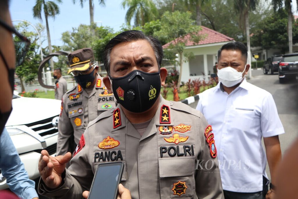 Kepala Polda Sumatera Utara Inspektur Jenderal RZ Panca Putra Simanjuntak memberikan keterangan di Medan, Jumat (29/10/2021). 