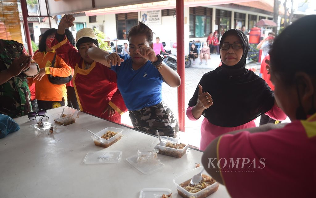 Warga mengikuti lomba makan lontong balap di Pecinan Kapasan Dalam, Kota Surabaya, Jawa Timur, Minggu (30/1/2022). Lontong yang dibuat dari beras kini harganya turut terimbas kenaikan harga beras. 