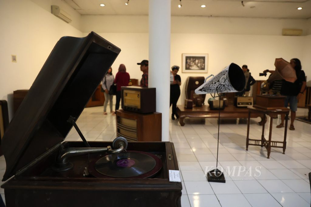 Gramofon berusia tua ditampilkan dalam pameran bertajuk ”Pelantang” di Bentara Budaya Yogyakarta, Yogyakarta, Jumat (26/8/2022). 