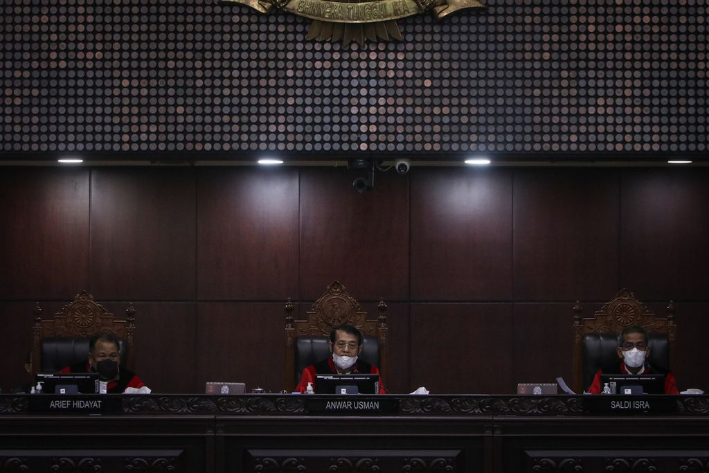 Ketua Mahkamah Konstitusi Anwar Usman (tengah) serta Hakim Konstitusi Arief Hidayat (kiri) dan Saldi Isra (kanan) mengikuti sidang pleno di Gedung Mahkamah Konstitusi, Jakarta, Kamis (26/1/2023). 