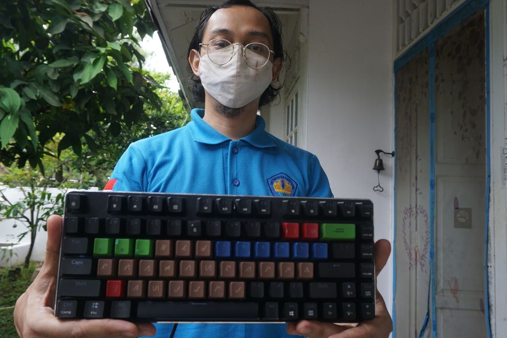Meizano Ardhi Muhammad (40), dosen Program Studi Teknik Informatika, Fakultas Teknik, Universitas Lampung, menunjukkan cara penggunaan papan ketik aksara Lampung, Jumat (12/2/2021), di rumahnya, di Bandar Lampung. 