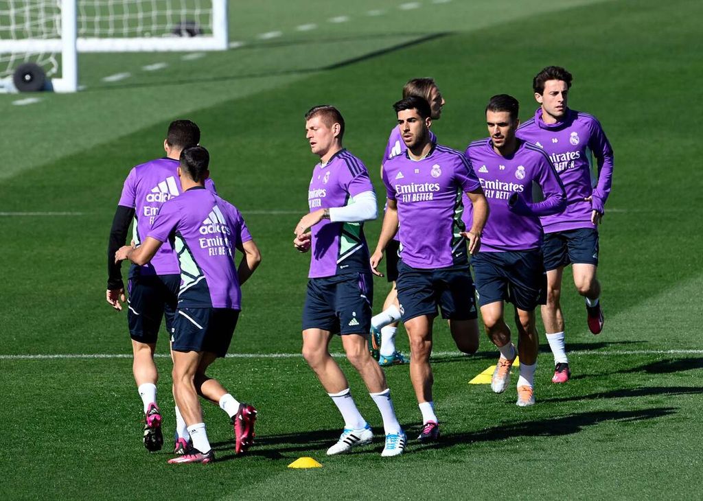 Pemain Real Madrid mengikuti sesi latihan di fasilitas latihan klub di Valdebebas, Madrid, Jumat (7/4/2023). 