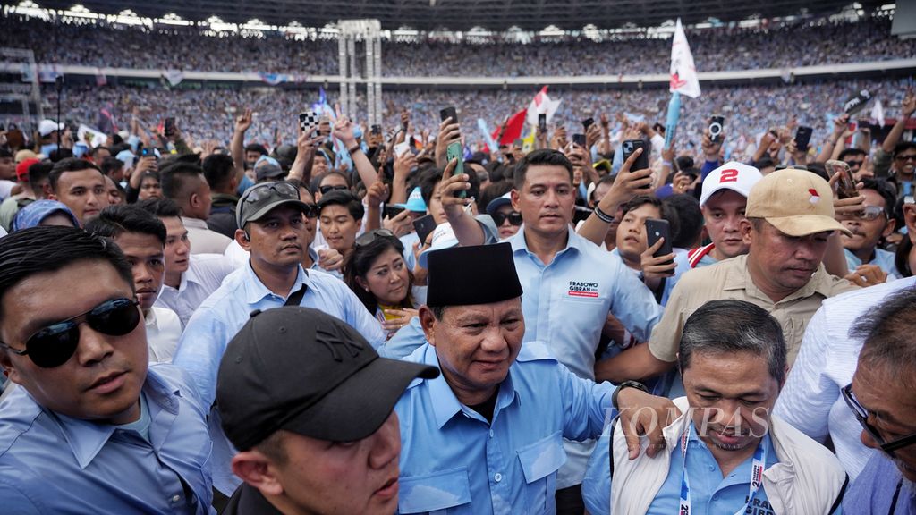 Calon presiden Prabowo Subianto di tengah massa kampanye saat acara kampanye Pesta Rakyat Prabowo-Gibran di Stadion Gelora Bung Karno, Jakarta, Sabtu (10/2/2024). Kampanye akbar pasangan capres-cawapres di Pemilu 2024 ini dihadiri ribuan pendukung. Dalam sambutannya, Prabowo berterima kasih kepada para pendukung dan berjanji melaksanakan programnya. 