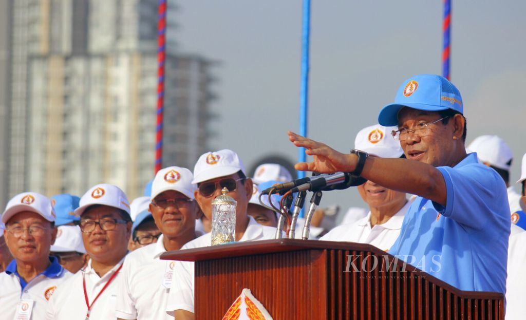 Perdana Menteri Kamboja sekaligus pimpinan Partai Rakyat Kamboja (CPP) Hun Sen menyampaikan orasinya, Jumat (27/7/2018), di Phnom Penh, Kamboja. Kamboja akan menggelar pemilu pada Minggu (29/7/2018). Dari 20 partai peserta pemilu, CPP disebut akan menang mudah