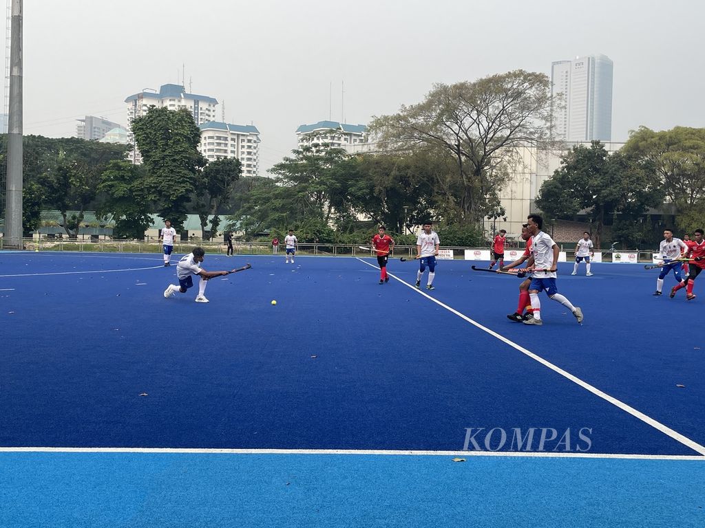 Tim hoki DKI Jakarta (jersei merah) bertanding melawan tim hoki Jawa Tengah pada hari ketiga Babak Kualifikasi Pekan Olahraga Nasional XXI 2024 Aceh-Sumatera Utara, di Lapangan Hoki Gelora Bung Karno, Jakarta, Selasa (25/7/2023).