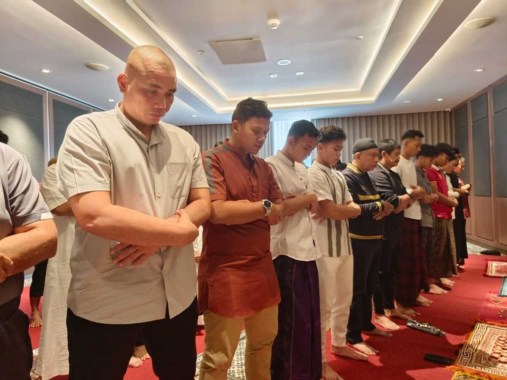 Pemain dan tim ofisial U-17 Indonesia melaksanakan shalat berjemaah di sela-sela latihan dalam masa Piala Dunia U-17 Indonesia 2023, Minggu (12/11/2023), di Surabaya, Jawa Timur.