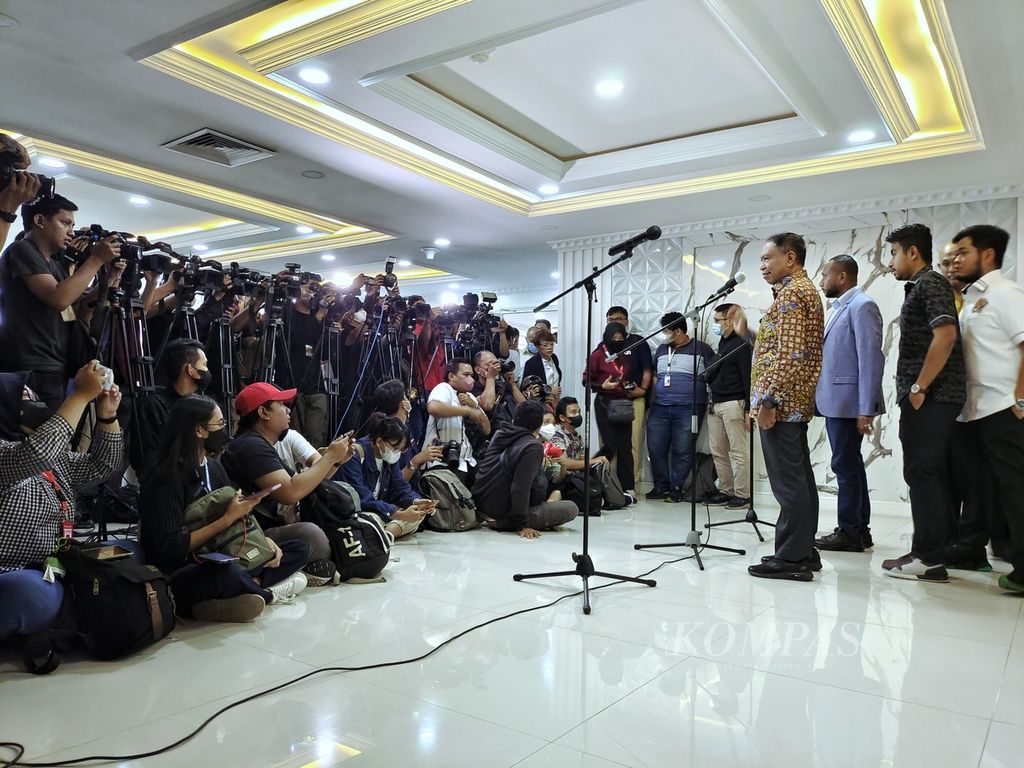 Menteri Pemuda dan Olahraga Zainudin Amali dan perwakilan klub Liga 2 dan pemain melakukan konferensi pers usai audiensi di kantor Kemenpora, Jakarta, Senin (16/1/2023). 