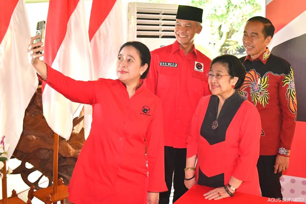 (Dari kiri) Ketua DPP PDI-P Puan Maharani, Gubernur Jateng Ganjar Pranowo, Ketua Umum PDI-P Megawati Soekarnoputri, dan Presiden Joko Widodo berfoto bersama seusai pengumuman bakal capres PDI-P yang dilaksanakan di Istana Batutulis, Kota Bogor, Jawa Barat (21/4/2023). Megawati Soekarnoputri resmi mengumumkan nama Ganjar Pranowo yang diusung sebagai calon presiden di Pilpres 2024. 