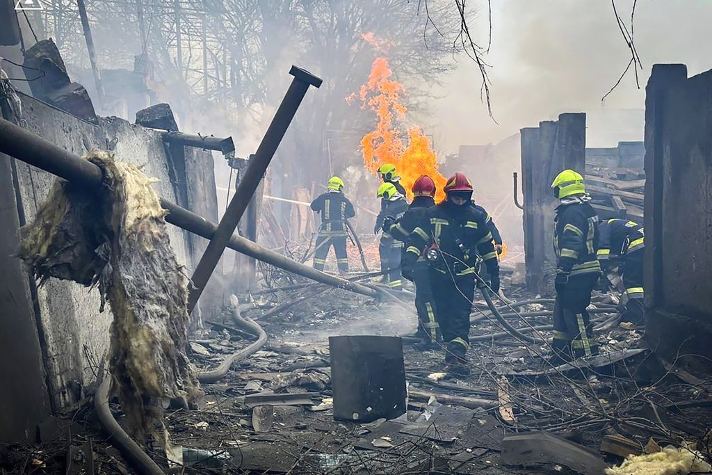 Dalam foto yang disediakan Layanan Darurat Ukraina ini, tim dari unit layanan darurat bekerja di lokasi serangan Rusia di Odesa, Ukraina, pada 15 Maret 2024. 