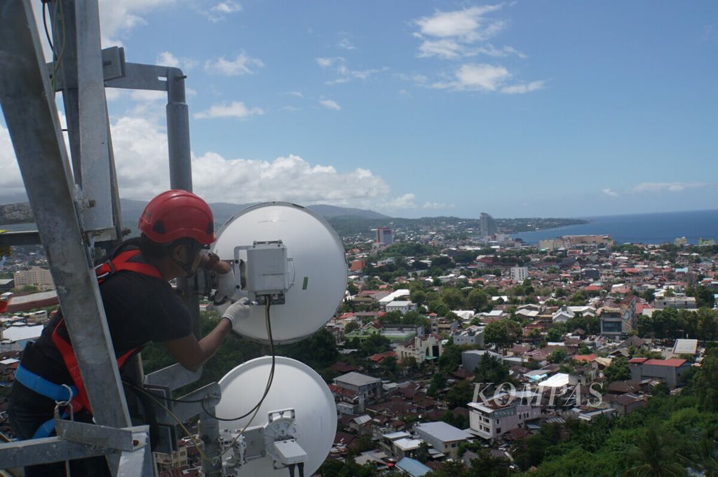 Riyal, seorang teknisi peralatan telekomunikasi nirkabel, mengecek antena gelombang mikro menara <i>base transceiver station</i> (BTS) milik penyedia layanan telepon seluler XL Axiata di Kelurahan Tanjung Batu, Kecamatan Wanea, Kota Manado, Sulawesi Utara, Sabtu (29/2/2020). Pengecekan rutin BTS itu untuk memastikan layanan 5G XL Axiata telah berfungsi pascafiberisasi, yaitu pemasangan kabel optik, di 40 persen dari sekitar 105.000 BTS yang dimiliki perusahaan tersebut.