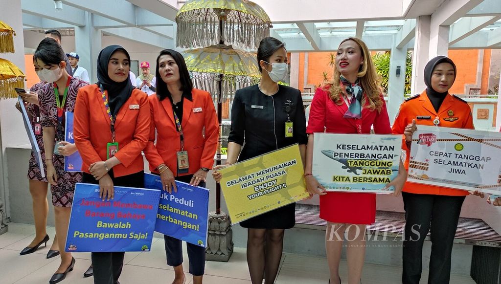 Serangkaian pembukaan Posko Terpadu Angkutan Udara Lebaran Tahun 2023/1444 Hijriah Bandara Internasional I Gusti Ngurah Rai, Badung, Bali, Jumat (14/4/2023), pihak otoritas bandara mengadakan kampanye keselamatan penerbangan dengan melibatkan perwakilan instansi di lingkungan Bandara Internasional I Gusti Ngurah Rai, Bali. 