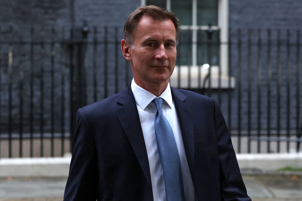 Menteri Keuangan Inggris yang baru, Jeremy Hunt, saat meninggalkan kantor PM Inggris di Downing Street Nomor 10 di London, 14 Oktober 2022. 
