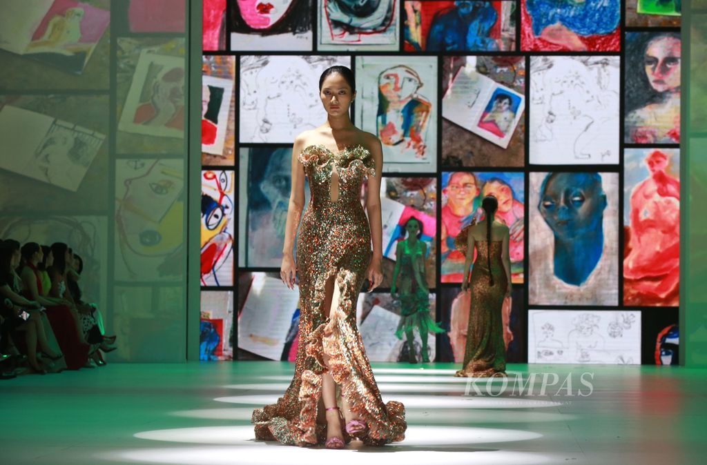 Rancangan aksesoris dari Yogie Pratama bertema Bengong Style dalam Dewi Fashion Knights 'Future Couture' dalam rangkaian Jakarta Fashion Week 2023, di Jakarta, Minggu (30/10/2022). 