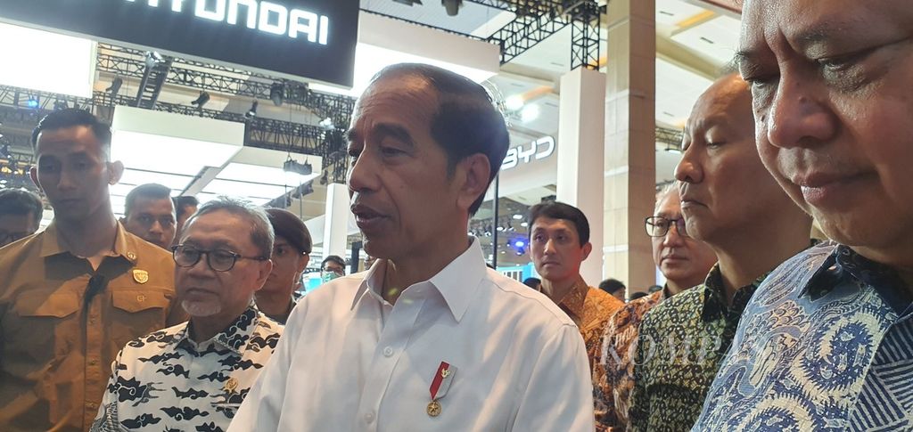 Presiden Joko Widodo memberikan keterangan di sela peninjauan pameran otomotif Indonesia International Motor Show (IIMS) 2024, Kamis (15/2/2024), di JIExpo, Kemayoran, Jakarta Pusat.