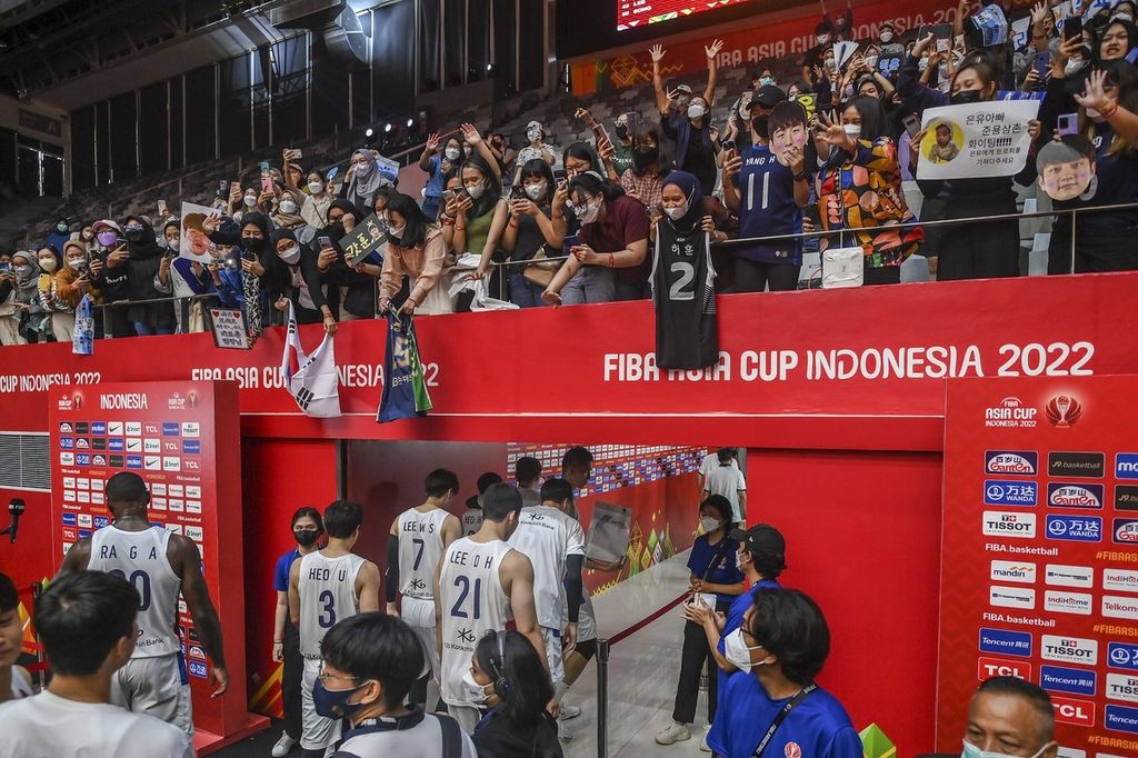 Sejumlah suporter meneriakkan dukungan untuk tim nasional basket Korea Selatan usai melawan tim nasional Bahrain dalam babak penyisihan Grup B FIBA Asia Cup 2022 di Istora Gelora Bung Karno, Senayan, Jakarta, Sabtu (16/7/2022). Korea Selatan menang atas Bahrain dengan skor 78-73.