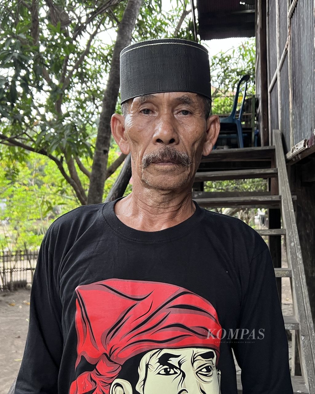Maestro gendang, Serang Dakko (83), diabadikan di tangga runahnya di kawasan Benteng Somba Opu, Gowa, Sulawesi Selatan, Senin (19/9/2022).