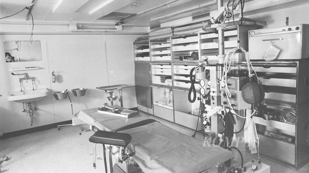 Kamar bedah yang terdapat di kapal Flora memang harus mini tapi tidak begitu dengan peralatannya. Dengan peralatan yang lengkap dan modern ruang ini siap menolong para pasien. Selama lima bulan saja sudah ditangani 32 kali pembedahan, yang dilakukan dokter bedah muda Dr. Gunter Wimhoefer. 