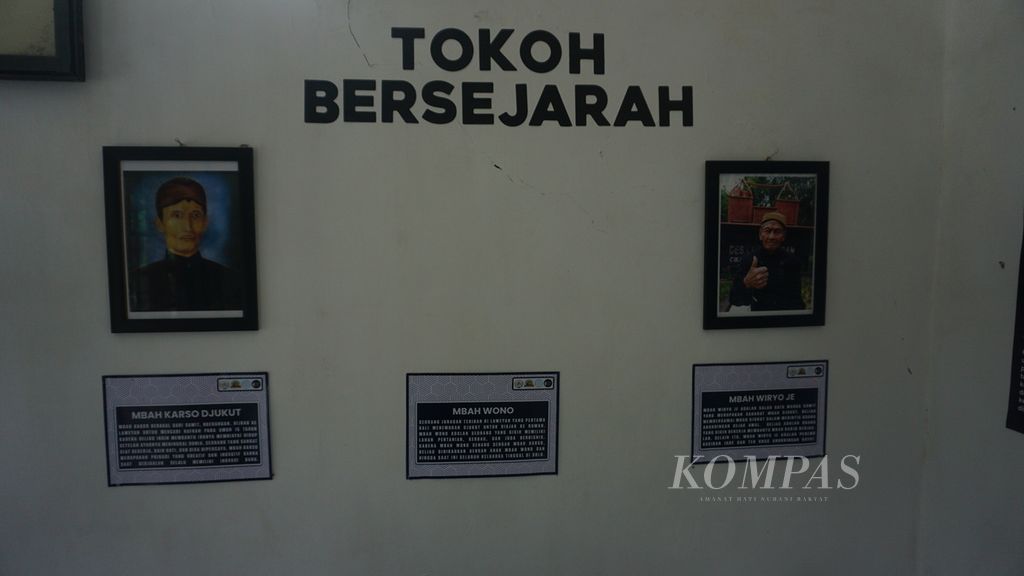 Foto rupa dari pionir pencetus hik, yakni Karso Jukut (kiri), yang dipemerkan di Museum Angkringan, Desa Ngerangan, Kecamatan Bayat, Kabupaten Klaten, Jawa Tengah, Senin (21/3/2022). Museum tersebut dibangun secara swadaya oleh masyarakat desa.