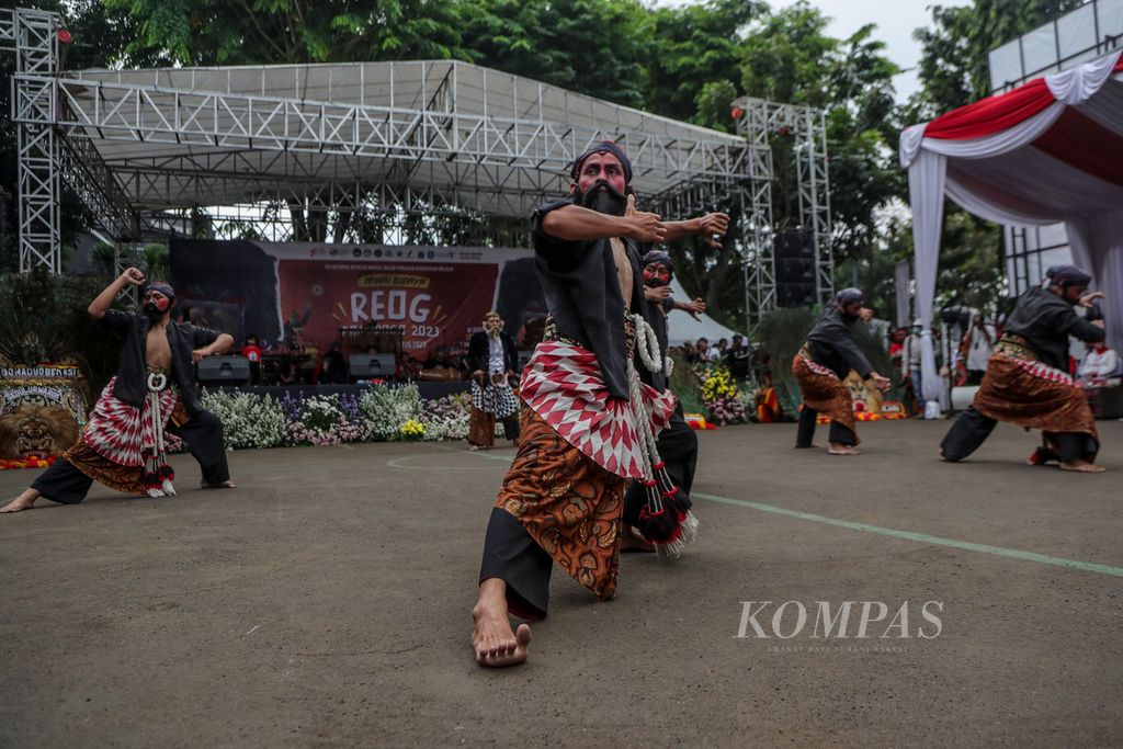 Penari warok tampil dalam acara Pawai Budaya Reog Ponorogo di Kementerian Koordinator Bidang Pembangunan Manusia dan Kebudayaan, Jakarta, Minggu (27/8/2023). 