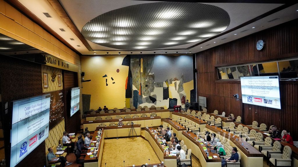 Suasana saat digelar rapat dengar pendapat antara Komisi II DPR dengan Koalisi Masyarakat Sipil di Ruang Rapat Komisi II DPR, Kompleks DPR RI, Jakarta, Selasa (19/9/2023). 