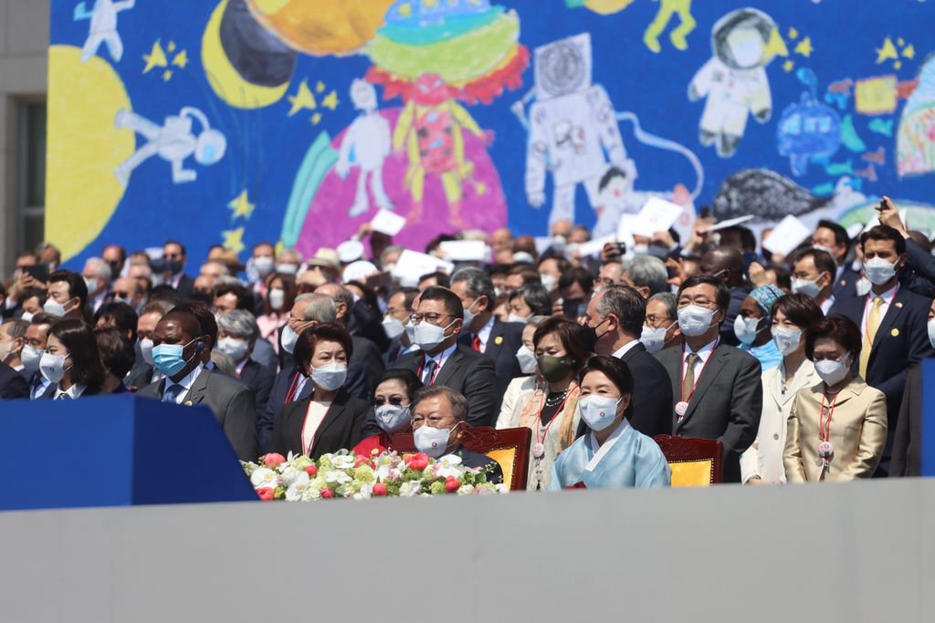 Presiden ke-5 RI Megawati Sukarnoputri (tengah, busana merah) bersama dengan para tamu undangan khusus lainnya dari beberapa negara hadir dalam pelantikan Presiden ke-20 Korea Selatan Yoon Suk-yeol, Selasa (10/5/2022), di plaza depan gedung Parlemen Korea Selatan di Seoul.