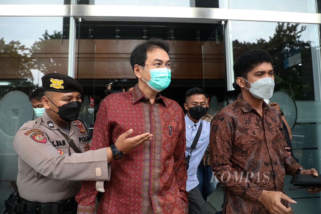 Bekas Wakil Ketua DPR Azis Syamsuddin meninggalkan ruang persidangan seusai persidangan dengan agenda pembacaan dakwan di Pengadilan Tindak Pidana Korupsi (Tipikor), Jakarta, Senin (6/12/2021). 