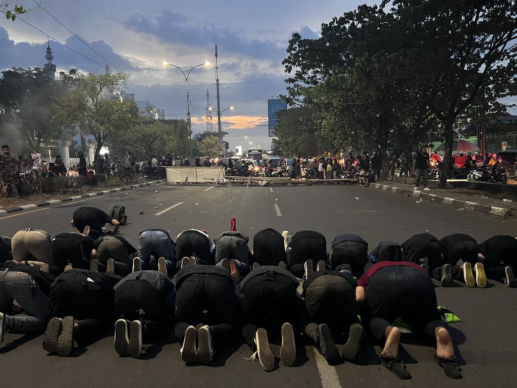 Mahasiswa Universitas Muslim Indonesia melakukan shalat berjemaah di tengah unjuk rasa menolak kenaikan harga BBM yang dilakukan di depan kampus mereka di Makassar, Sulsel, Senin (5/9/2022).