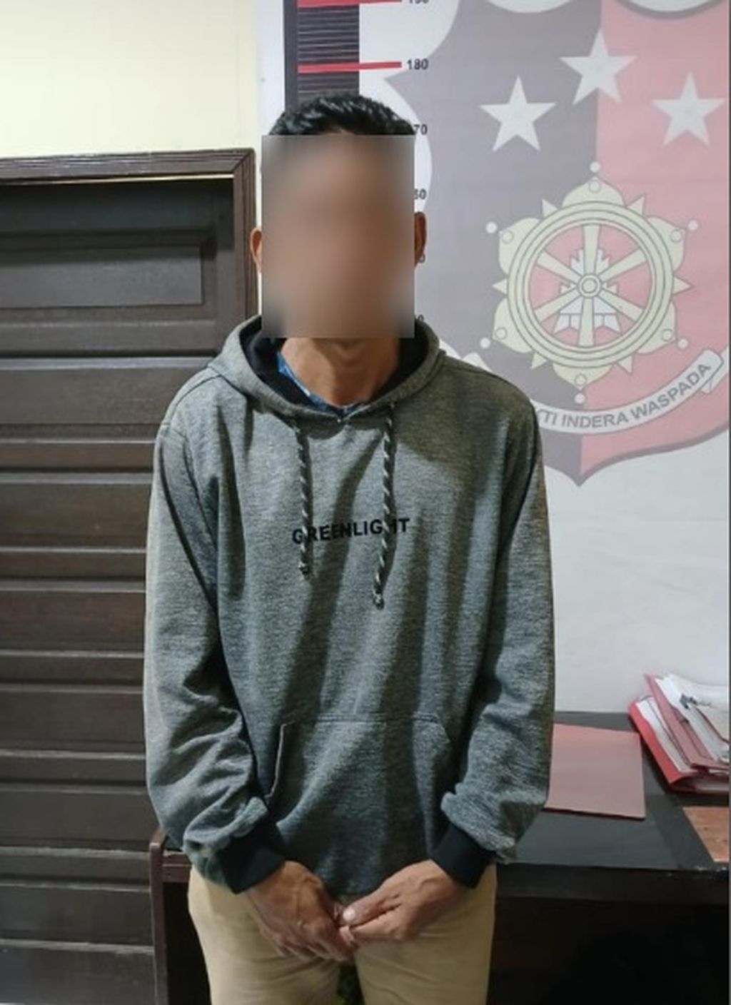 Pelaku SG (45) saat diperiksa di Polsek Kota Besi, Kabupaten Kotawaringin Timur, Kalteng, Rabu (17/4/2024). Pelaku menyetubuhi dua anak kandungnya sendiri.