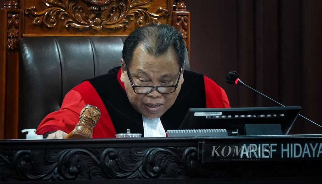 Constitutional Judge Arief Hidayat pounded his gavel as a sign of changing the petitioner's request during the hearing of the dispute over the election results for the legislative election in panel 3 courtroom of the Constitutional Court, Jakarta, Monday (29/4/2024). The Constitutional Court began holding a series of hearings regarding the disputes over the legislative election results.