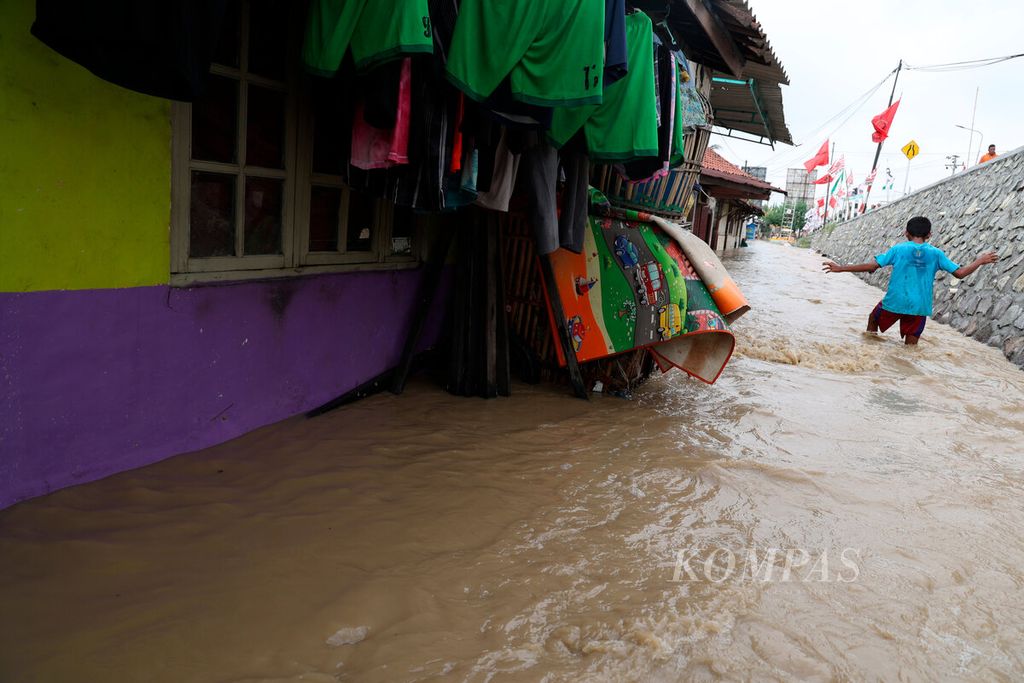 Arus banjir dari jebolnya tanggul Sungai Tuntang menggenangi rumah warga di Desa Gubug, Kecamatan Gubug, Kabupaten Grobogan, Jawa Tengah, Selasa (6/2/2024). 