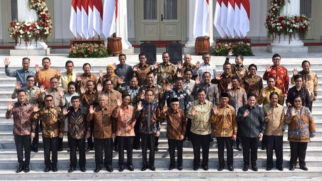 Presiden Joko Widodo bersama Wakil Presiden Ma’ruf Amin berfoto bersama para calon menteri yang akan dilantik di halaman depan Istana Merdeka, Jakarta, Rabu (23/10/2019). 