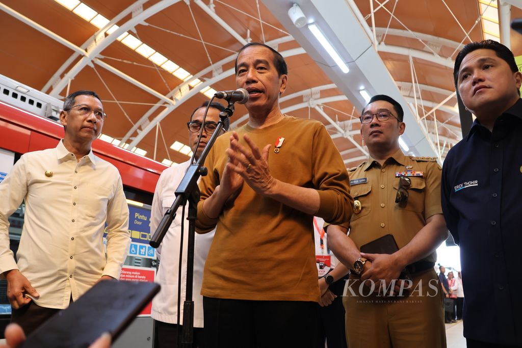 Presiden Joko Widodo memberikan keterangan seusai mencoba menumpangi LRT dari Stasiun LRT Harjamukti ke Stasiun LRT Dukuh Atas, Kamis (3/8/2023).