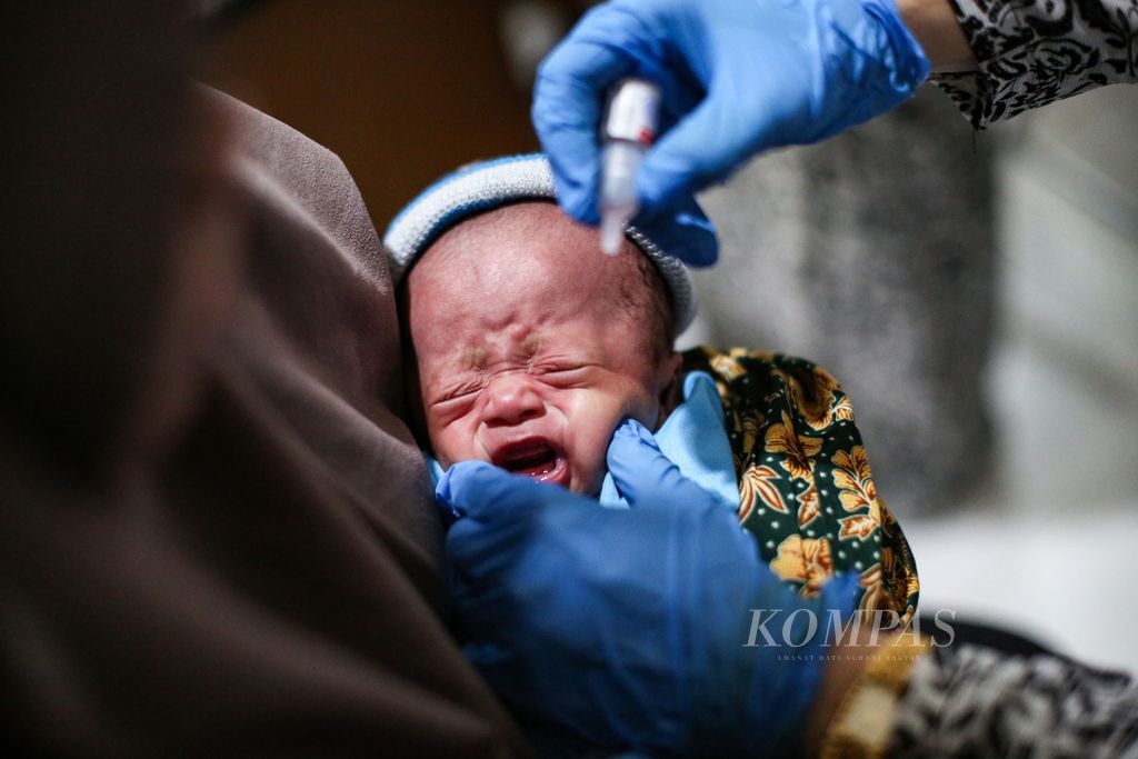 Petugas kesehatan memberikan imunisasi polio kepada anak balita dalam kegiatan Pekan Imunisasi Dunia 2023 di Posyandu Eri/Kenanga I, Kecamatan Cipondoh, Kota Tangerang, Banten, Senin (8/5/2023).