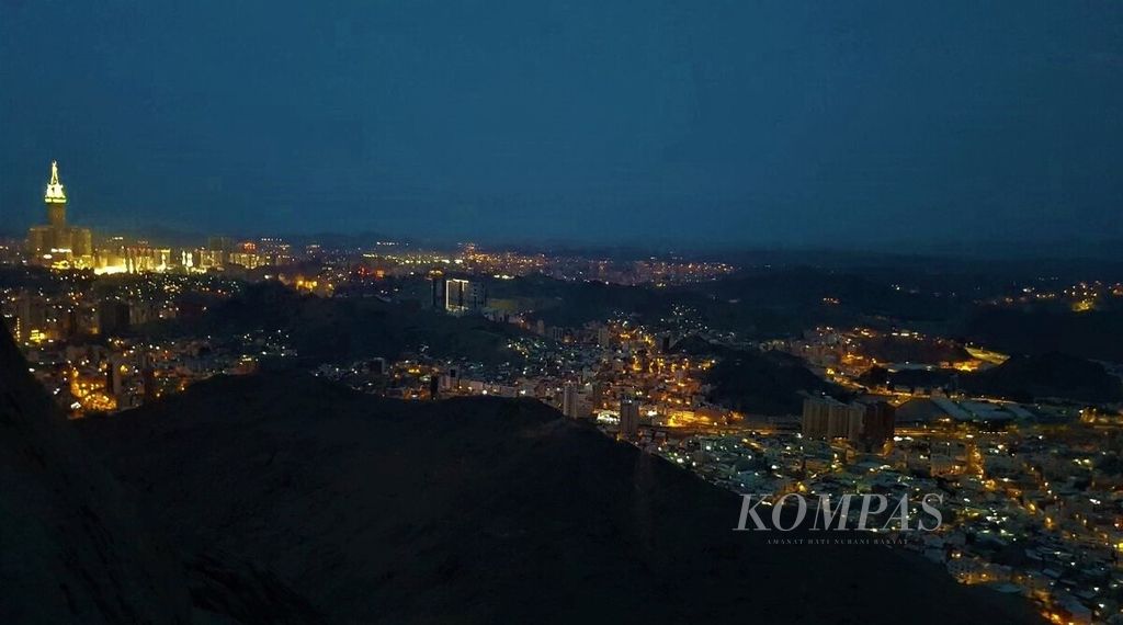 Saat malam, terlihat lampu gemerlapan dari Kota Mekkah yang terlihat dari dekat Goa Hira di puncak Jabal Nur di Mekkah, Arab Saudi, Senin (1/8/2022) pagi. 