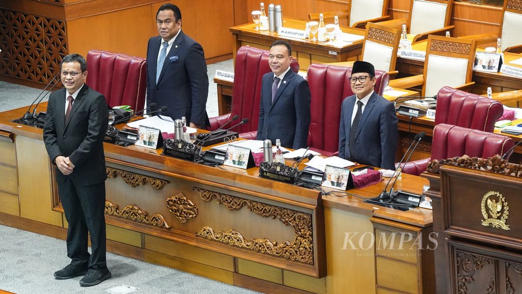 Guntur Hamzah (kiri) saat disahkan menjadi hakim konstitusi di Mahkamah Konstitusi saat Rapat Paripurna ke-7 Masa Sidang 1 Tahun Sidang 2022-2023 di Ruang Sidang Paripurna DPR RI, Jakarta, Kamis (29/8/2022). 